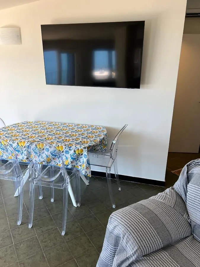 NAUTILUS VISTA MARE MOZZAFIATO a 180 GRADI- POSTO AUTO PRIVATO - 2 CAMERE MATRIMONIALI più 1 DIVANO LETTO SINGOLO-SKY,NETFLIX Rapallo 0*,  Italia