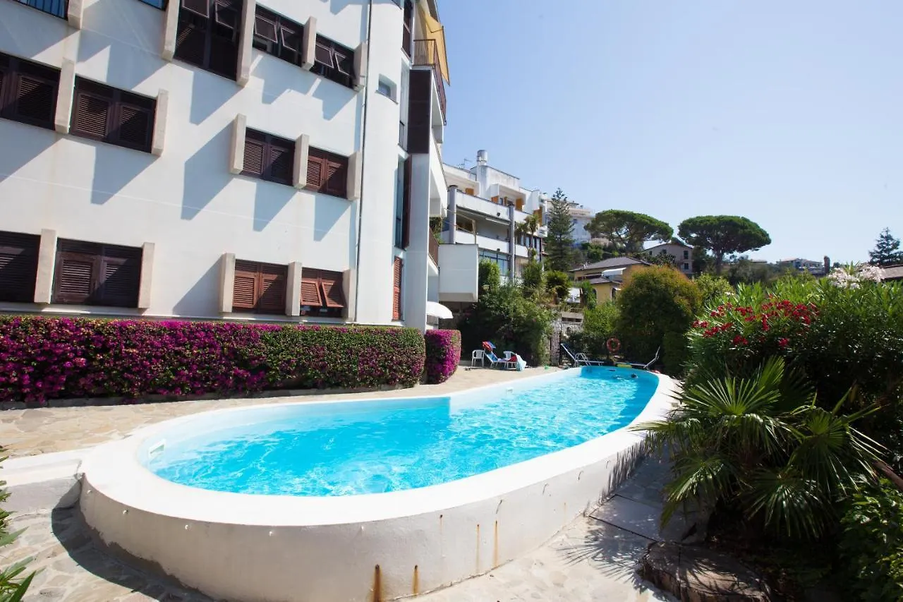 NAUTILUS VISTA MARE MOZZAFIATO a 180 GRADI- POSTO AUTO PRIVATO - 2 CAMERE MATRIMONIALI più 1 DIVANO LETTO SINGOLO-SKY,NETFLIX Rapallo Appartamento