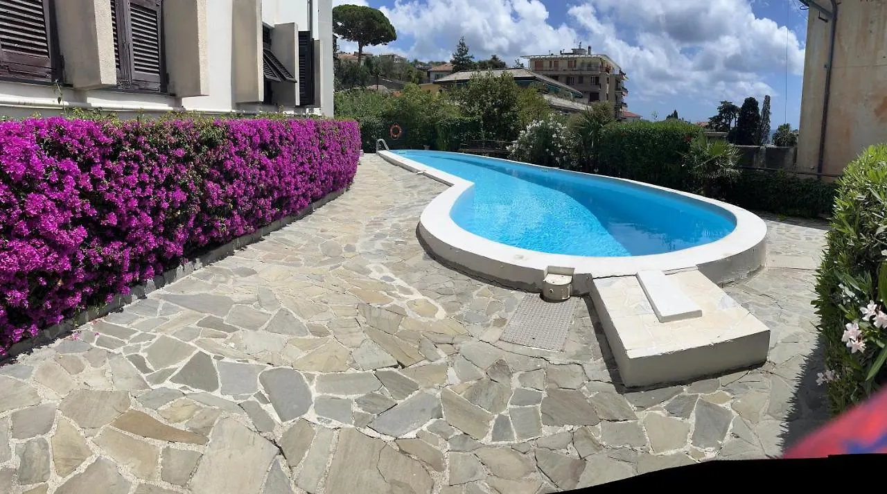 NAUTILUS VISTA MARE MOZZAFIATO a 180 GRADI- POSTO AUTO PRIVATO - 2 CAMERE MATRIMONIALI più 1 DIVANO LETTO SINGOLO-SKY,NETFLIX Rapallo 0*,