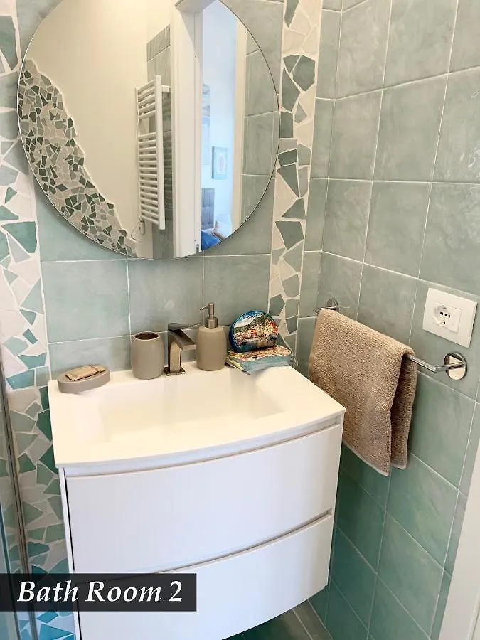 NAUTILUS VISTA MARE MOZZAFIATO a 180 GRADI- POSTO AUTO PRIVATO - 2 CAMERE MATRIMONIALI più 1 DIVANO LETTO SINGOLO-SKY,NETFLIX Rapallo 0*,