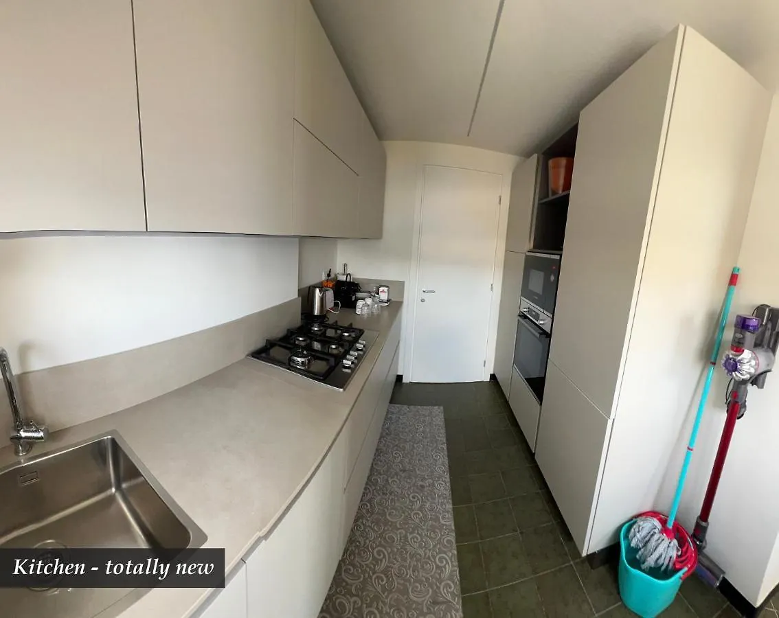 NAUTILUS VISTA MARE MOZZAFIATO a 180 GRADI- POSTO AUTO PRIVATO - 2 CAMERE MATRIMONIALI più 1 DIVANO LETTO SINGOLO-SKY,NETFLIX Rapallo Italia