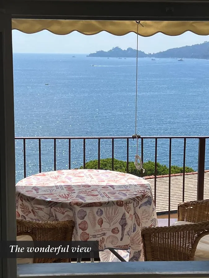 NAUTILUS VISTA MARE MOZZAFIATO a 180 GRADI- POSTO AUTO PRIVATO - 2 CAMERE MATRIMONIALI più 1 DIVANO LETTO SINGOLO-SKY,NETFLIX Rapallo Italia